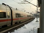 Hier beschleunigt ICE 1611 nach seinem zusätzlichen Halt in Saalfeld (Saale) auf 80 km/h in Richtung München Hbf. Nächster Halt ist Lichtenfels. (24.12.2009)