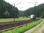 Ein ICE-T schlngelt sich den Frankenwald hinauf.