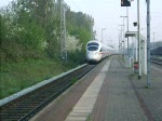 ICE73929 von Warnemünde nach Nürnberg bei der Durchfahrt um 07.08 Uhr im S-Bahnhof Rostock Bramow.(30.04.09)