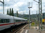 Hier verlsst der 50 Minuten versptete ICE 1708 am 20.05.2009 den Bahnhof Saalfeld (Saale) in Richtung Berlin Hbf (tief).