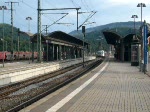 ICE 1564 nach Hamburg-Altona fhrt auf Gleis 4 in Saalfeld (Saale) ein.