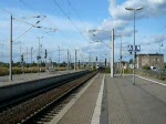 Mit Tempo 200, wie es sich fr einen ICE mindestens gehrt, durchfhrt ICE 1675 den Bahnhof Bitterfeld auf der Fahrt nach Mnchen Hbf. Mein schnelles Mitziehen hat Martin wohl etwas erschreckt! ;-) (12.09.2009)