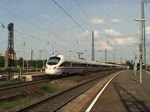 Hier verlsst ICE 1744 aus Dresden den Bahnhof Weimar auf Gleis 3 zur Fahrt nach Frankfurt (Main) Flughafen. Direkt im Anschluss erreicht ein RE nach Zwickau und Chemnitz den Bahnhof auf Gleis 2. (06.06.2010)