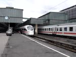 Ausfahrt eines ICE-T´s aus dem Bahnhof Stutgart Hbf, mit Blick auf den TGV.