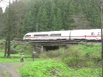 Ein ICE-T kmpft sich die Frankenwaldrampe hinauf. Die Aufnahme entstand am 1. Mai 2008 zwischen Frtschendorf und Steinbach am Wald im Landkreis Kronach.