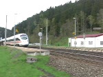 Ein ICE-T durchfhrt den Bahnhof Frtschendorf (Landkreis Kronach) am 1.