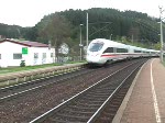 Zwei gekuppelte ICE-T durchfahren den Bahnhof Frtschendorf (Landkreis Kronach) am 1.