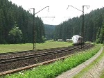Ein ICE-T schlängelt sich den Frankenwald hinauf. Die Aufnahme entstand am 18. Juni 2008.