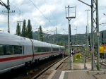 Hier verlässt der 50 Minuten verspätete ICE 1708 am 20.05.2009 den Bahnhof Saalfeld (Saale) in Richtung Berlin Hbf (tief).