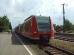 Der Triebwagen 425 049-4 fhrt am Nachmittag des 30.05.08 aus dem BHF Gersthofen in Richtung Donauwrth.