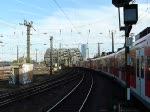 Whrend sich Lok 101 092-5 mit einem Stamm niederlndischer Personenwagen am 08.11.2008 ber die Hohenzollernbrcke dem Hbf von Kln nhert, fahren je eine Doppeleinheit der BR 425, sowie eine Doppeleinheit der BR 644 aus dem Bahnhof von Kln aus.   