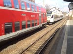 Hier fährt ein RE1 Ersatzzug gebildet aus 111 160 und alten Dostos aus und direkt dahinter folgt Eurobahn ET 5.13 um als RB89 bereitgestellt zu werden. Aufgenommen am 26.3.14 in Paderborn Hbf.