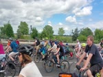 Fahrradstau auf der Autobahn A100 - eine Ringbahn der BR 484 saust unbeeindruckt von der Hermannstraße kommend in Richtung Tempelhof vorbei.