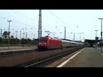 IC 2870 fhrt mit ziehender 101 022-2 und schiebender 101 056-0 aus dem Bahnhof Weimar aus.