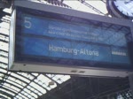 IC 2026 nach Hamburg-Altona fährt soeben auf Gleis 5 in den Kölner Hauptbahnhof ein.