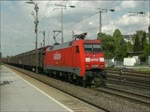 212 007 begegnet am 4. Mai 2012 in Düsseldorf-Rath zwei Güterzügen, bespannt mit 152 078 Richtung Süden und einer 185 Richtung Norden.