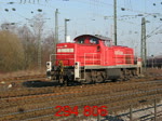 294 806 fährt am 8. März 2011 von Bochum-Langendreer in das Opel-Werk in Bochum-Laer und holt dort Neuwagen für die Auslieferung an die Kunden ab.
