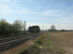 152 027-9 von Raillion,beladen mit Stahlplatten,am 24.04.10 zwischen Dlmen und Mnster; diese  eigenwillige  Konstruktion mit schrg aufgesetzten Stahlplatten habe ich noch nie gesehen.