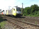 Dispolok ES 64 U2 - 011, welche f�r TXLogistik f�hrt,  erreicht mit einen Containerzug die Stadt F�rth / Bayern am 30.