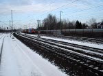 Eine Re 482 fhrt mit einem Gterzug Richtung Norden und eine 101 kommt auch entgegen mit einem Intercity ebenfalls Richtung Sden.