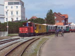 Ein Personenzug der Borkumer Kleinbahn verlässt den Bahnhof von Borkum in Richtung Fähranleger 31.5.2014