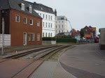 Ein Wendezug der Borkumer Kleinbahn mit Lok  Hannover  am Anfang des Zuges und Lok  Münster  am Ende des Zuges auf dem Weg Richtung Fähranleger 1.8.2017