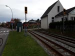 Ein Wendezug der Borkumer Kleinbahn auf dem Weg vom Fähranleger zum Bahnhof Borkum 18.10.2019