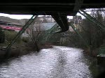 Ausfahrt einer Schwebebahn aus Kluse/Schauspielhaus in Richtung Oberbarmen.