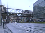 Zge der Wuppertaler Schwebebahn berqueren die Bundesallee.