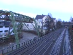 Fotostandort Diedenhofer Strae: Es treffen sich ein VT 628, eine Schwebebahn und ein Doppelstockzug.