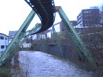 Ein Zug der Schwebebahn und ein Regionalzug begegnen sich.