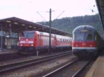 Plochingen: Ansage fr die nchsten Reisemglichkeiten fr die gerade auf Gleis 1 eingefahrene Regionalbahn aus Geislingen/ Steige und Ausfahrt einer Regionalbahn in die Gegenrichtung. Komischerweise hatte der Zug eine 146, was fr Regionalbahnen auf der KBS 750 eher die Ausnahme ist. (Normal haben die n-Wagen-Zge auch einen Steuerwagen, meist Karlsruher, vereinzelt Wittenberger).