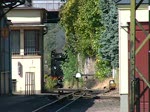 Die Schmalspur-Dampflok BR 99 1747-7 fhrt mit Personenwaggons und einem Gepckwaggon im Bahnhof Radebeul-Ost ein.