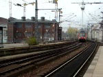 Der RegionalExpress der Linie 1 fhrt gerade den Bahnhof Berlin Friedrichstrae an.