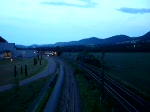 Es ist die letzte RB nach von Saalfeld (Saale) nach Naumburg (Saale) Hbf an diesem Tag, die hier gleich um 21:37 Uhr in den Bahnhof Rudolstadt-Schwarza einfährt. (09.06.2009)