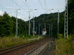 Eine Doppelstock-Garnitur mit schiebender 143 816-7 durchfährt als Leerfahrt den Bahnhof Riestedt in Richtung Sangerhausen. Auch ein fröhlich winkender Christopher Pätz hat den Zug fotografieren können. (22.08.2009)