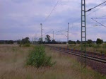 Ein IC der mit BR 101 aus Richtung Wittenberg geschoben kommt begegnet in Grfenhainichen einer Lok der BR 185, komplett ohne Eigentmer-Beschriftung, mit einem Gterzug in Richtung Wittenberg.