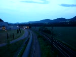 Es ist die letzte RB nach von Saalfeld (Saale) nach Naumburg (Saale) Hbf an diesem Tag, die hier gleich um 21:37 Uhr in den Bahnhof Rudolstadt-Schwarza einf�hrt.