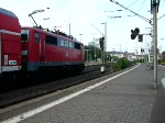 17.08.2008, Frankfurt(Main)Sd: Whrend die ca. 5 Minuten versptete RB nach Wchtersbach ausfhrt, durchfhrt ein ICE 1 relativ schnell (zu schnell fr meine Kamera) den Bahnhof.