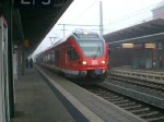 RE33209 fhrt von Rostock Hbf.nach Stralsund.Grund Brckenarbeiten an der Rgenbrcke,daher kein Zugverkehr zwischen Stralsund/Binz und Sassnitz.Hier bei der Ausfahrt im Rostocker Hbf.(08.11.08)