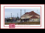 In der Unterführung des Bahnhofs Prenzlau sind die Wände mit Texte und Bilder gestaltet, die z. B. die Vergangenheit vom Bahnhof sowie Inbetriebnahmen bzw. Stilllegungen einzelner Strecken dokumentieren. Die kreuzenden Züge sind RE 18309 und RE 18308. - 05.12.2013 - Die Karte der Geoposition zeigt weder P+R noch die Unterführung an.