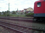 Eine 143 mit einer N-Wagen Garnitur fhrt am 9. Juni 2009 als RB nach Coburg aus Lichtenfels aus.