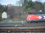 Whrend eine 185 der HGK am Haltesignal wartet fhrt eine RB aus Lichtenfels in Kronach ein. Aufgenommen am 8. April 2010.