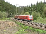 Zwei Regioswinger fahren den Frankenwald als Regionalexpress Lichtenfels - Saalfeld hinauf. Die Aufnahme entstand kurz hinter Frtschendorf (Landkreis Kronach) am 1.Mai 2008.