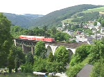 143 859-7 überquert die Trogenbachbrücke in Ludwigsstadt (Landkreis Kronach) mit einer Regionalbahn, gebildet aus drei Doppelstockwagen.