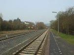 Regiobahn durchfhrt am 05.04.09 den kleinen Haltepunkt Solms in Hessen, ich glaube Richtung Limburg, super find ich die einfachen Bahnsteige ohne Schnick-Schnack
