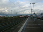 RE33307 Stralsund-Ostseebad Binz bei der Ausfahrt im Bahnhof Stralsund rechts auf Gleis 5 steht 110 329-0 mit dem SciencExpress.(18.10.09)  