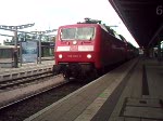 RE33006 von Rostock Hbf.nach Hamburg Hbf,bei der Ausfahrt im Rostocker Hbf.(09.08.08)