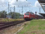 120 204-3 mit RE1(Rostock Hbf.-Hamburg Hbf.)bei der Ausfahrt im Rostocker Hbf.Gefilmt am 11.07.09