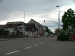 Ettlingen ist berst mit Bahnbergngen. Hier sind zwei Stck direkt nebeneinander. Es kreuzen sich zwei Stadtbahnen der AVG. Gefilmt am 17. April 2009 (2:07 Minuten).
